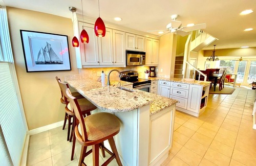 North Shores House | Charming town home located just steps to the peaceful North Shores Beach!