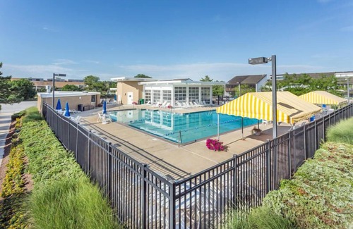 North Shores House | Charming town home located just steps to the peaceful North Shores Beach!
