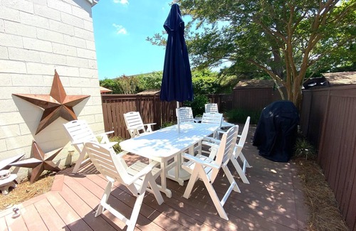 North Shores House | Charming town home located just steps to the peaceful North Shores Beach!