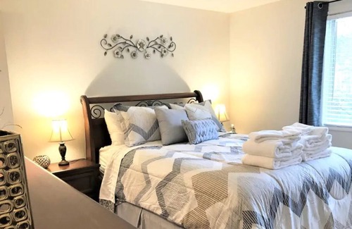 Aloha House | Charming Town-home/ Minutes from Intel, Nike, Supermarkets, Restaurants ,etc