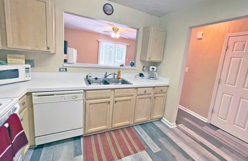 Paw Creek House | Charming Townhome Close to Uptown ~ Free Parking