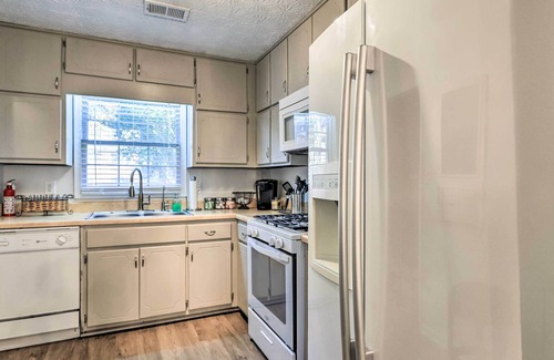 Fayetteville House | Charming Townhome w/ Yard ~ 25 Mi to Dtwn ATL