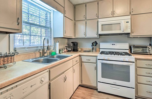 Fayetteville House | Charming Townhome w/ Yard ~ 25 Mi to Dtwn ATL