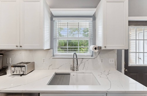 Thunderbolt House | Charming Townhome w/Private Entrance + Free Parking, Sleeps Large Groups + Dogs