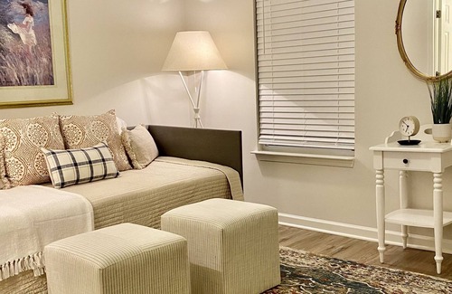 Whitsett House | Charming Townhouse Near The Elon Oaks