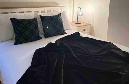 Queens Quarter House | Charming Townhouse, Sleeps 8!