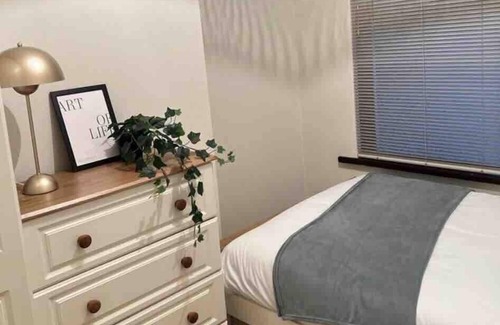 Queens Quarter House | Charming Townhouse, Sleeps 8!