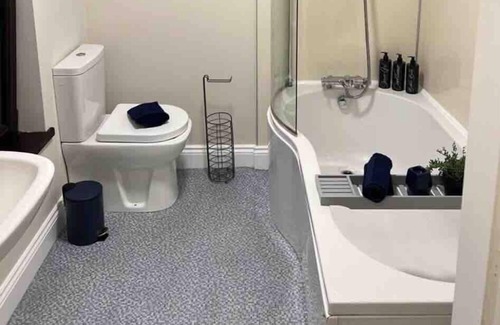 Queens Quarter House | Charming Townhouse, Sleeps 8!