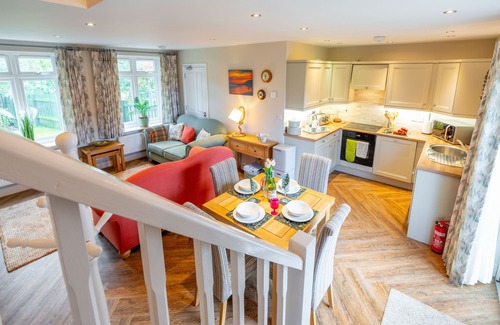 West Runton Cottage | Charming Two Bedroom Cottage Annexe. Completely private with enclosed garden, parking and close to b