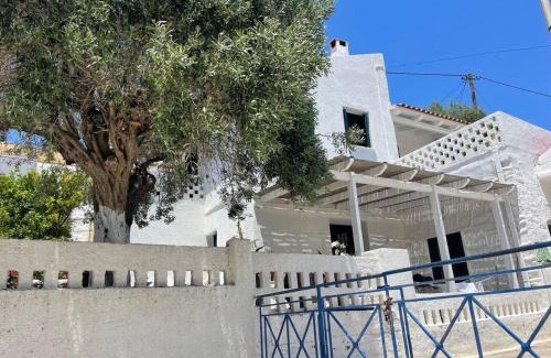 Korissia House | Charming two bedroom fisherman's house on Kea