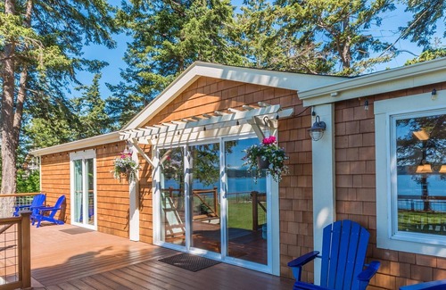 Oak Harbor Cottage | Charming two bedroom seaside cottage on Penn Cove