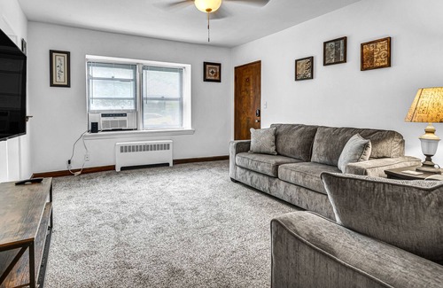 Cedarburg Apartment | Charming/Updated 1BR Apt/Walk to All/Festivals