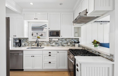 Balboa Island Cottage | Charming Updated Canal Front 3 Bedroom Cottage