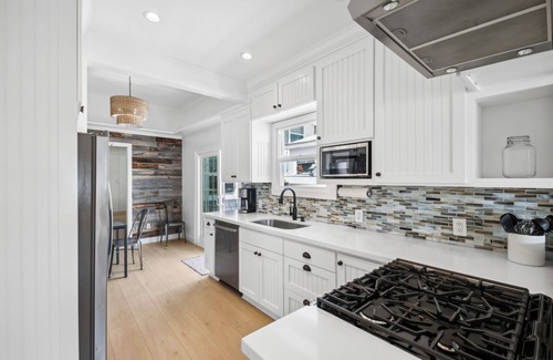 Balboa Island Cottage | Charming Updated Canal Front 3 Bedroom Cottage