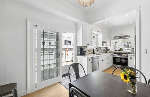 Balboa Island Cottage | Charming Updated Canal Front 3 Bedroom Cottage