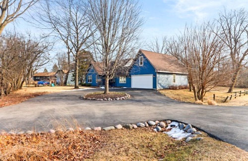 Country Club Estates House | Charming Lake Geneva Getaway 4/2 with Hot Tub