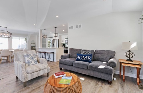 Fontana-on-Geneva Lake Cottage | Charming 2-bedroom 1 full bath cottage in wonderful Fontana with AC, WiFi.