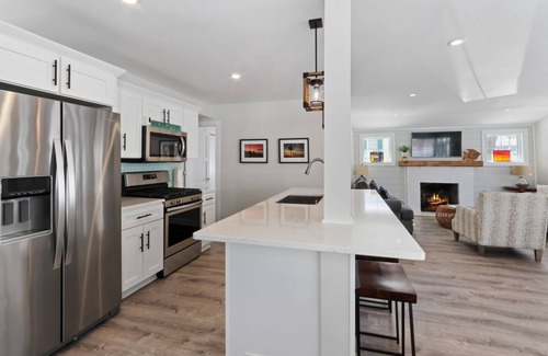 Fontana-on-Geneva Lake Cottage | Charming 2-bedroom 1 full bath cottage in wonderful Fontana with AC, WiFi.