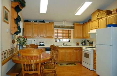 North Wawona Cabin | Charming Newer Cabin In Yosemite Sleeps 6 - Close To River and Pet Friendly