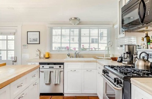 Venice Cottage | Charming Venice Beach Cottage on Venice Canals, with Boats