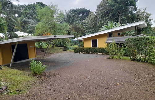 Ciudad Cortes Cottage | Charming, very private 2-bedroom casita in Ojochal with WiFi and solar.