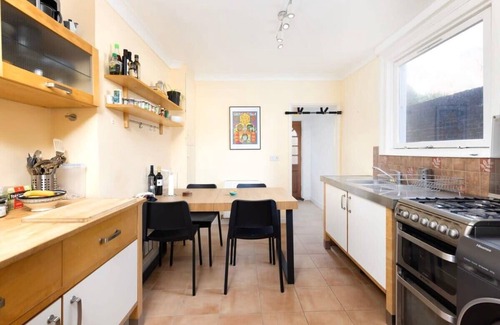 Penge Apartment | Charming Victorian 1BR Retreat in London