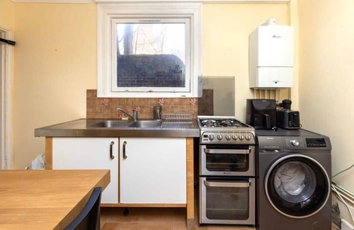 Penge Apartment | Charming Victorian 1BR Retreat in London