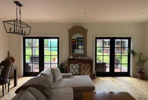 Saanich East Villa | Charming Victoria Character Home-Pet Friendly