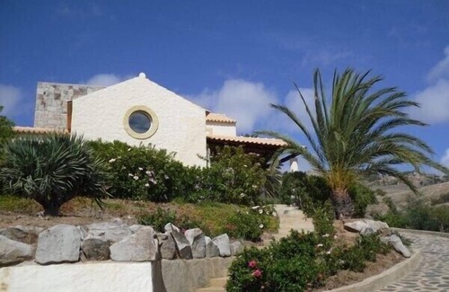 Vila Baleira Villa | Charming Villa by the sea