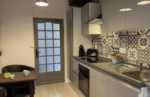 Besson Cottage | Charming Village Gîte: Modern Comfort, Authentic Decor, Fireplace, Gym & Fully Equipped Kitchen