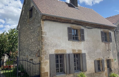 Besson Cottage | Charming Village Gîte: Modern Comfort, Authentic Decor, Fireplace, Gym & Fully Equipped Kitchen