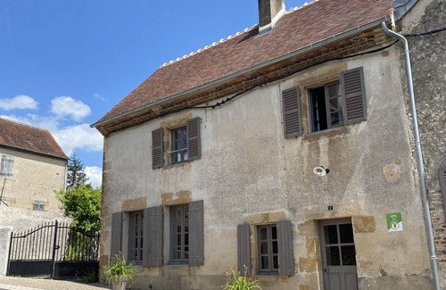 Besson Cottage | Charming Village Gîte: Modern Comfort, Authentic Decor, Fireplace, Gym & Fully Equipped Kitchen