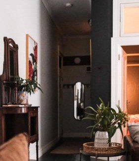 St Peters Apartment | Charming Vintage Flat near Newtown. 11am checkout.