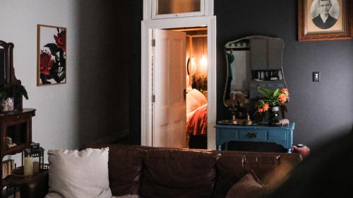 St Peters Apartment | Charming Vintage Flat near Newtown. 11am checkout.