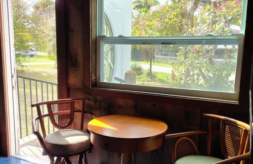 Alabama Grove Terrace House | Charming Vintage Honeymoon Cottage