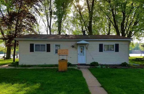 Fremont Cottage | Charming Waterfront 3-Bdrm. Cottage on Wolf River with Private Dock. Fremont, WI