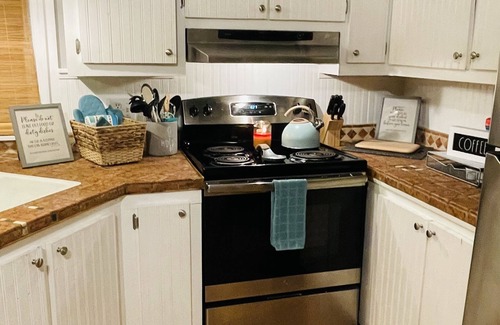 Homosassa Cottage | Charming Waterfront Canal Home in beautiful Old Homosassa! 5 Kayaks, Dock, Bikes