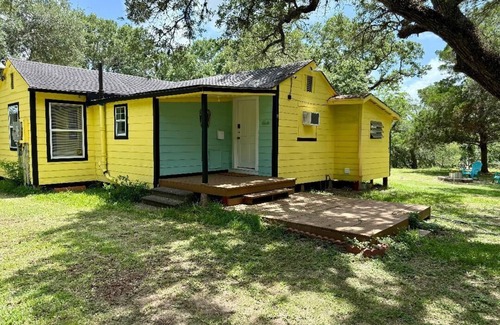 Elmaton Cabin | Charming Waterfront cabin with WiFi and AC in wonderful Palacios