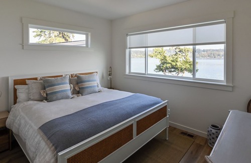 Poulsbo House | Charming Waterfront Getaway w Pickleball, SUP, BBQ