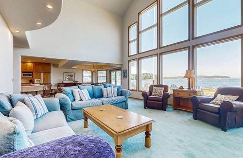 Greenbank House | Charming waterfront home in Greenbank with direct beach access