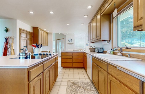 Greenbank House | Charming waterfront home in Greenbank with direct beach access