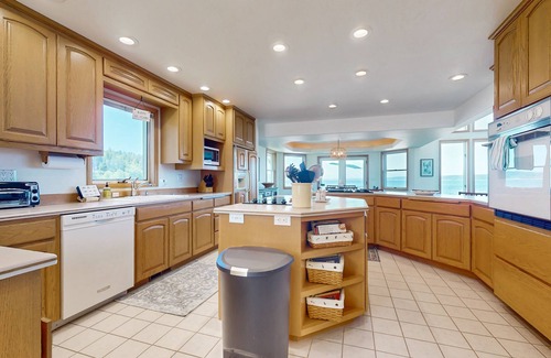 Greenbank House | Charming waterfront home in Greenbank with direct beach access