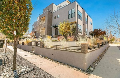 West Highland Apartment | Charming & Well Designed Studio in Prime Walkable Location