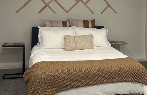 West Highland Apartment | Charming & Well Designed Studio in Prime Walkable Location