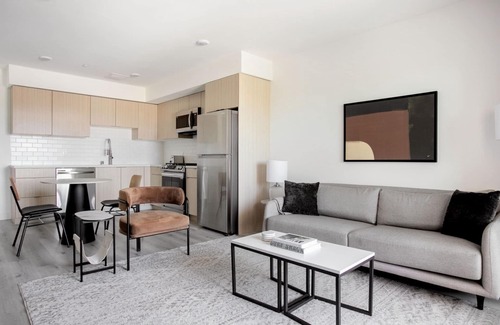 Mar Vista Apartment | Charming West LA 1BR w/Rooftop & Gym, Close to Beach, by Blueground