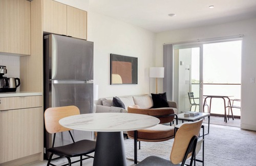 Mar Vista Apartment | Charming West LA 1BR w/Rooftop & Gym, Close to Beach, by Blueground