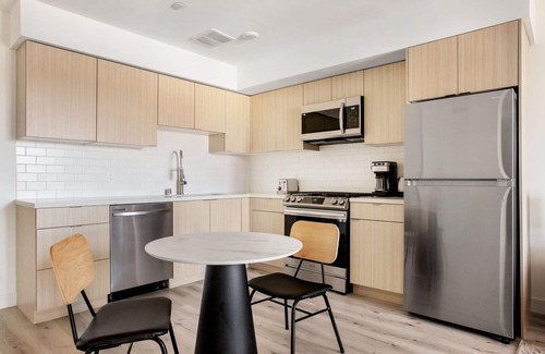Mar Vista Apartment | Charming West LA 1BR w/Rooftop & Gym, Close to Beach, by Blueground
