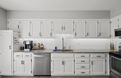 West Plaza Apartment | Charming Westwood Escape – Sleeps 6, Walk to Park & Plaza!