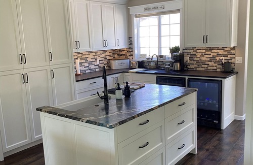 Walla Walla House | Charming Wine lovers Farm House with heated Pool & Hot tub!