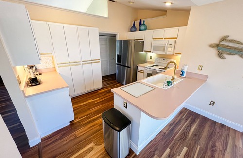 Dinkins Bayou House | Charmingly colorful home with deck, beach gear, AC & W/D - dog-friendly